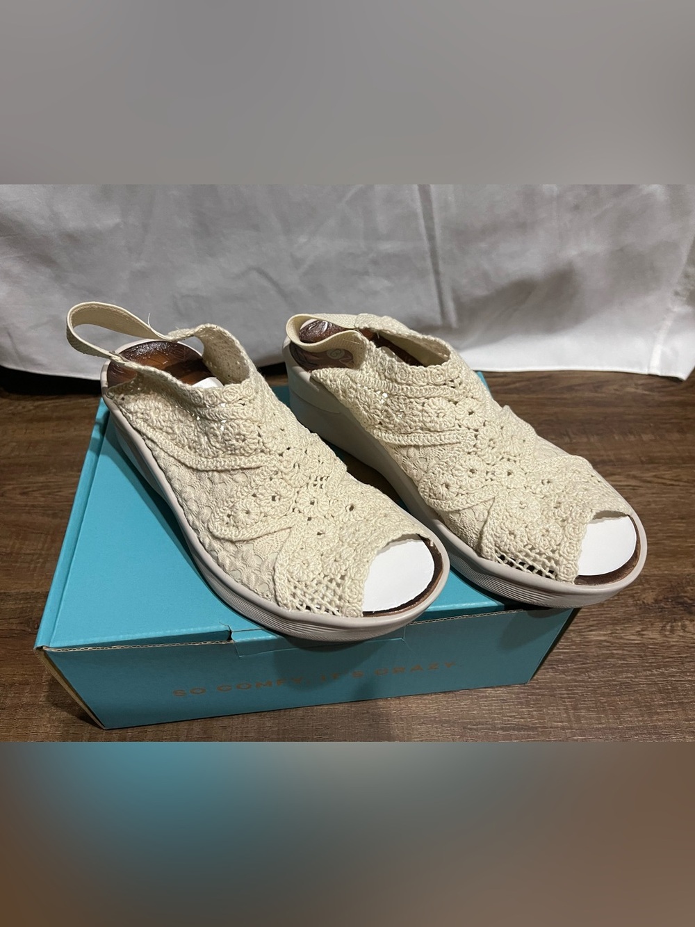 Bzees Cream/Almond Crochet Peep-Toe Slingback Sandals-8 NWT